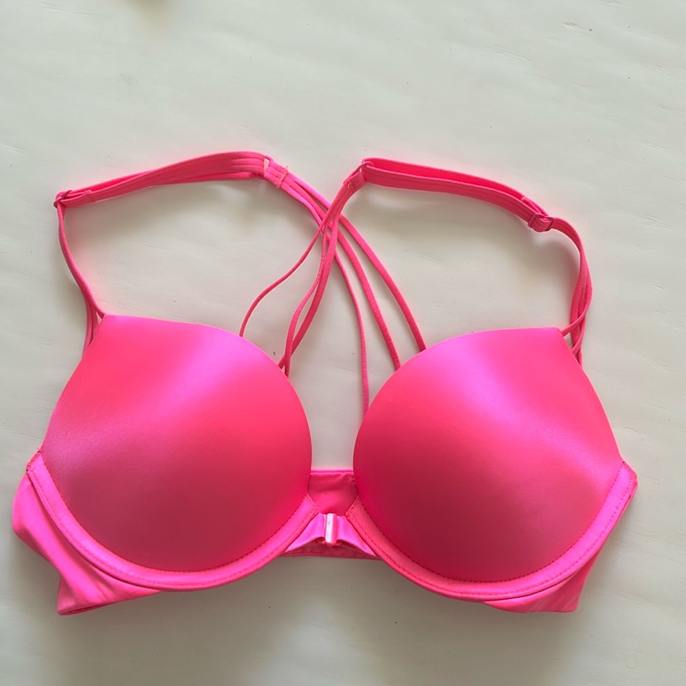 Victoria’s Secret bombshell plunge bra